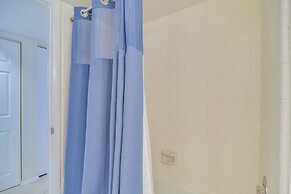 Clearwater Beachfront Condo w/ Heated Pool Access!