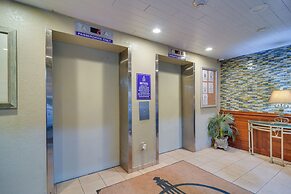 Clearwater Beachfront Condo w/ Heated Pool Access!