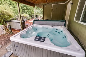 La Center Vacation Rental w/ Deck & Hot Tub Access