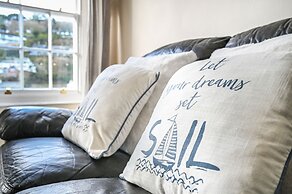 Harbourside Apartment in the Centre of Looe