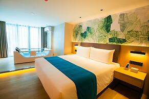 NAIVE L Executive Apartments Coast City