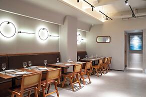 NAIVE L Executive Apartments Coast City