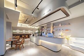 NAIVE L Executive Apartments Coast City