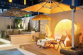 NAIVE L Executive Apartments Coast City