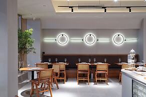 NAIVE L Executive Apartments Coast City