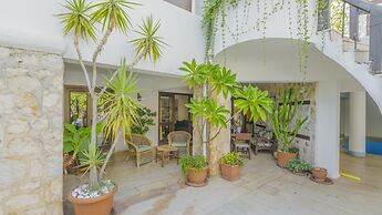 House With Private Pool and Garden 4 min to Beach