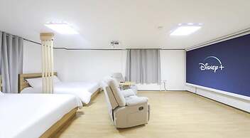 THE OAKRA HOTEL