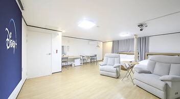 THE OAKRA HOTEL