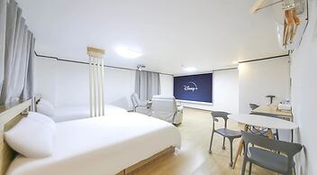 THE OAKRA HOTEL
