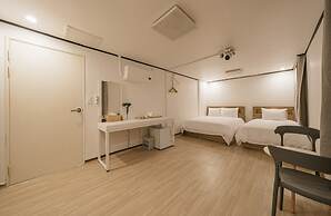 THE OAKRA HOTEL