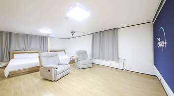 THE OAKRA HOTEL
