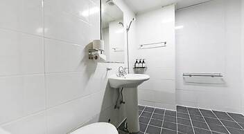 THE OAKRA HOTEL