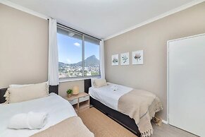 Picturesque 2BD Apartment With Table Mountain View
