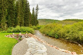 Modern Turnerville Cabin w/ Hot Tub & Scenic Views