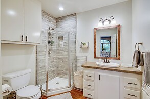 Mississippi Retreat w/ Hot Tub, Deck & Lake Views!