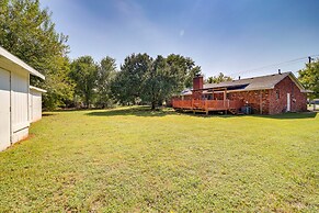 Pet-friendly Bixby Getaway With Deck!