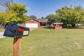 Pet-friendly Bixby Getaway With Deck!