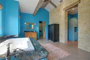 Pool & Covered Patios: Sprawling Austin Estate!