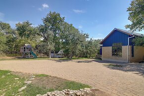 Pool & Covered Patios: Sprawling Austin Estate!
