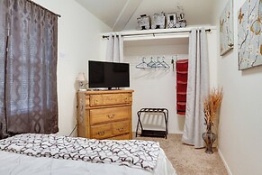 Salem Getaway w/ Hot Tub Near Parks & Boating!