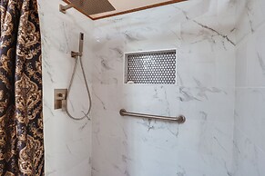 Salem Getaway w/ Hot Tub Near Parks & Boating!