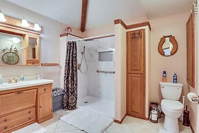 Salem Getaway w/ Hot Tub Near Parks & Boating!