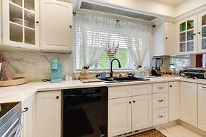 Salem Getaway w/ Hot Tub Near Parks & Boating!