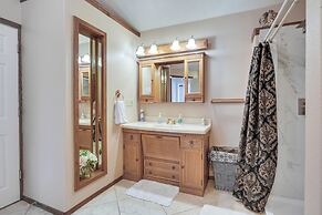 Salem Getaway w/ Hot Tub Near Parks & Boating!