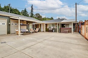 Salem Getaway w/ Hot Tub Near Parks & Boating!