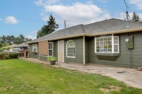 Salem Getaway w/ Hot Tub Near Parks & Boating!