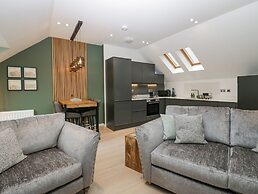 Watch Tree Apartment