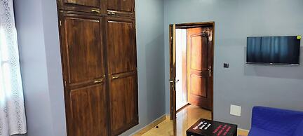 Royal Blue Guest House & Bar