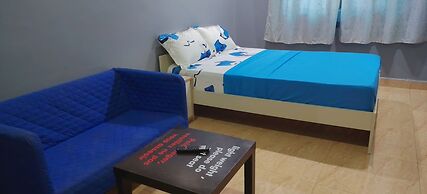 Royal Blue Guest House & Bar