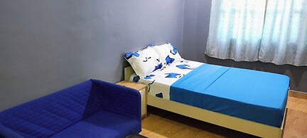 Royal Blue Guest House & Bar