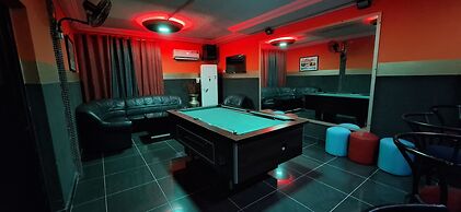 Royal Blue Guest House & Bar