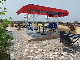 Royal Blue Guest House & Bar