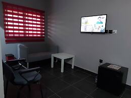 Royal Blue Guest House & Bar