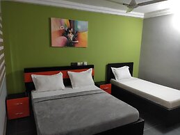 Royal Blue Guest House & Bar