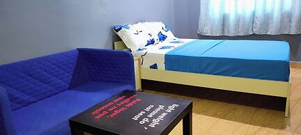 Royal Blue Guest House & Bar