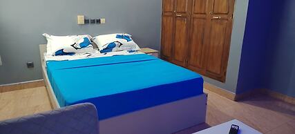 Royal Blue Guest House & Bar
