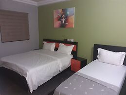 Royal Blue Guest House & Bar