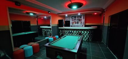 Royal Blue Guest House & Bar