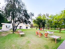 Roomshala 131 Willow Woods Farmhouse