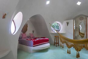 Room in Lodge - Unique Jungle Dome 2 Queen Beds