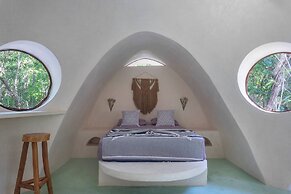 Room in Lodge - Unique Jungle Dome 2 Queen Beds