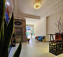 Frontier Hostel & Tours