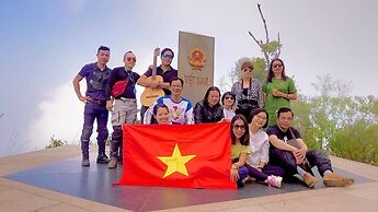 Frontier Hostel & Tours