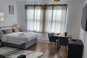 1 Bed Flat - Sleeps 3 - Parking - Wifi