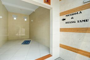 SPOT ON 93149 Karman's Sari 1 Homestay Syariah