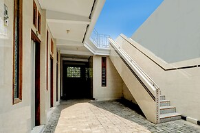 SPOT ON 93149 Karman's Sari 1 Homestay Syariah